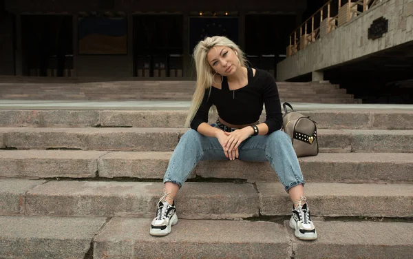 Snygg Ung Blond Kvinna Jeans Sitter Utomhus Trappor — Stockfoto