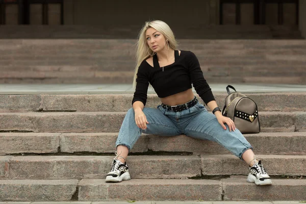 Stylish Young Blonde Woman Jeans Sitting Outdoors Long Stone Stairs — Stock Photo, Image