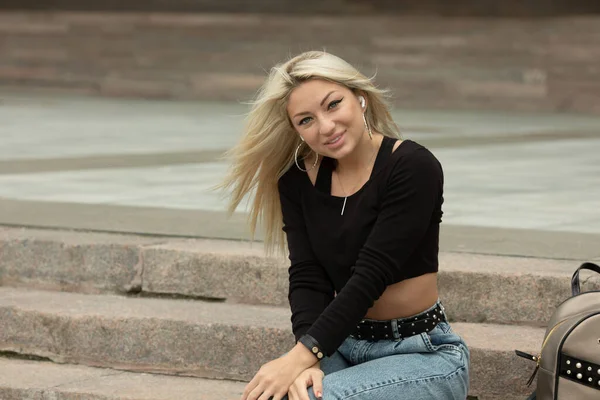 Стильная Молодая Блондинка Джинсах Сидящая Снаружи Длинной Лестнице — стоковое фото