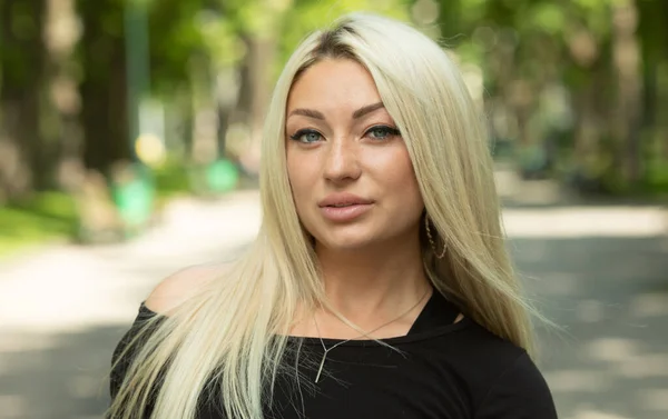 Portrait Stylish Young Blond Woman Posing Street — Stock Photo, Image