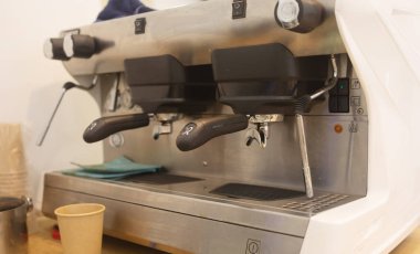 Kafedeki modern kahve makinesinin yakın plan görüntüsü