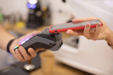 Ödeme Teknolojisi 'nden Akıllı Telefon Tutan Kadın Bir Kafede Kahvenin Parasını Vermek İçin Kullanıyor.