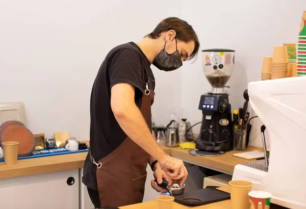 Barista Masculino Máscara Protetora Fazendo Café Café — Fotografia de Stock