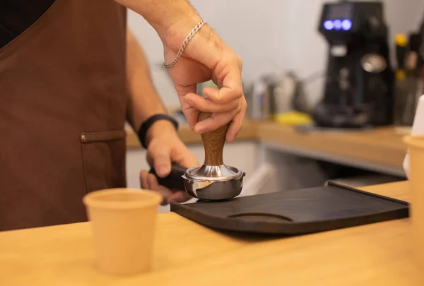 Visão Parcial Barista Masculino Avental Fazendo Café Café — Fotografia de Stock