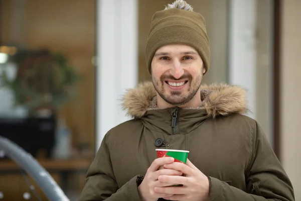 Gelukkig Jongeman Die Koffie Gaan Glimlachen Naar Camera Buiten Winter — Stockfoto