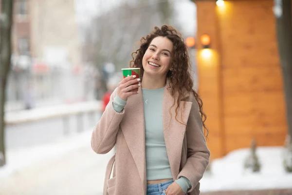 Attrayant Sourire Jeune Femme Boire Café Hiver Plein Air — Photo