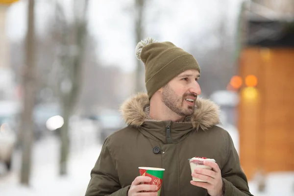 Joven Emocionado Pie Beber Café Aire Libre Concepto Invierno — Foto de Stock