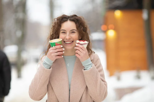Mujer Joven Con Ropa Caliente En Invierno Frío Beber Café Para Ir Foto de  archivo - Imagen de gente, sonrisa: 270573996