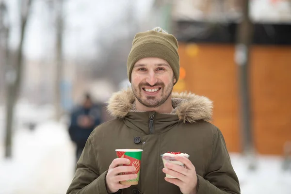 Boldog Fiatalember Áll Pózol Szabadban Téli Koncepció Iszik Kávét — Stock Fotó