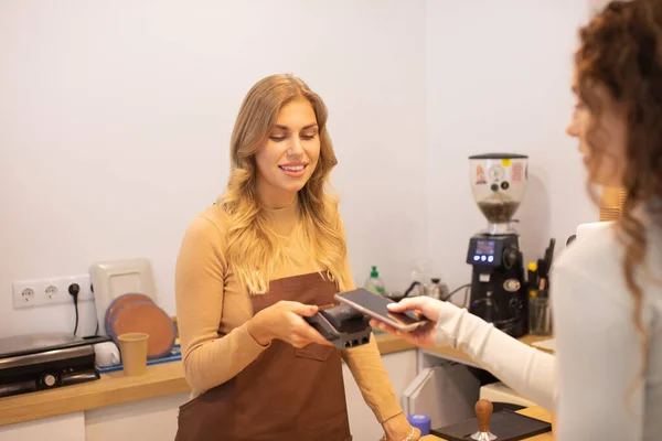 Vrouw Holding Smartphone Met Payment Technology Met Behulp Van Voor — Stockfoto