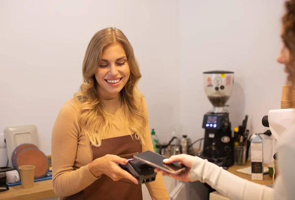 Vrouw Holding Smartphone Met Payment Technology Met Behulp Van Voor — Stockfoto