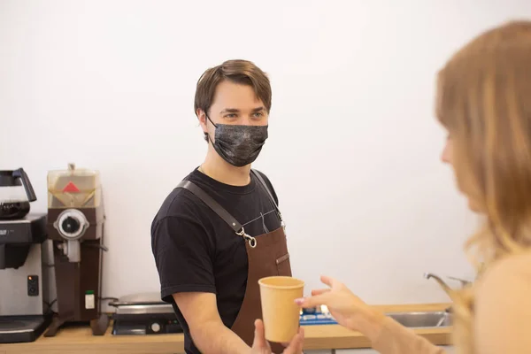 Barista Máscara Médica Dando Takeaway Café Para Mulher — Fotografia de Stock