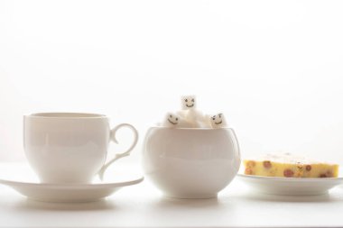 Sabahları nefis ev yapımı bisküviler ve masada bir fincan çay..