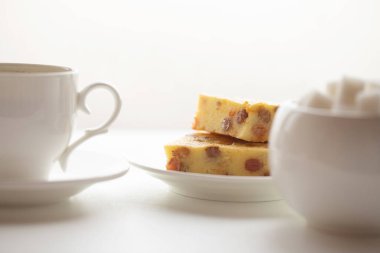 Sabahları masada ev yapımı bisküviler ve bir fincan çay..