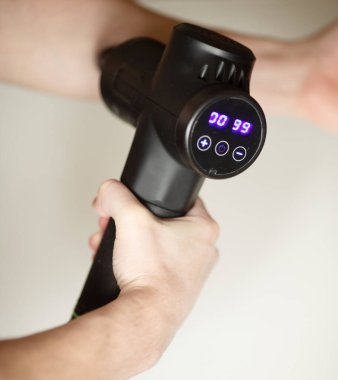 Antrenmandan sonra masaj aleti ile adamın koluna masaj yaparken kesilen görüntüler..