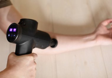 Antrenmandan sonra masaj aleti ile adamın koluna masaj yaparken kesilen görüntüler..