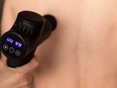 Terapistin insan yaralarını tedavi etmesine yakından bakın. Spor fizyoterapi konsepti.