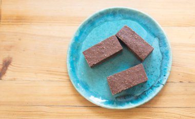 Tabaktaki çikolatalı keklerin yakın plan görüntüsü.