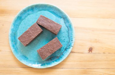 Tabaktaki çikolatalı keklerin yakın plan görüntüsü.