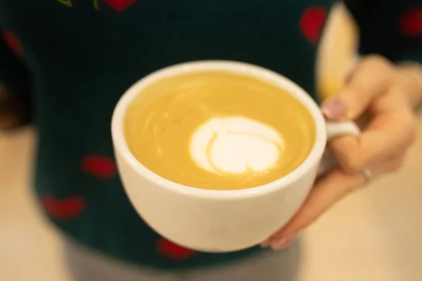 Kopi Latte Art Tangan Perempuan — Stok Foto
