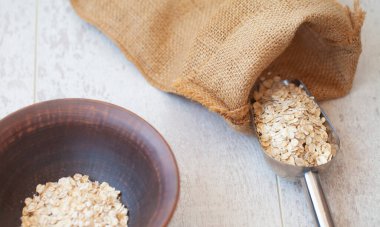 Yakın plan yulaf ezmesi ya da ahşap masadaki yulaf ezmesi manzarası.