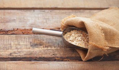 Tahta masadaki yulaf ezmesi ya da yulaf ezmesi.