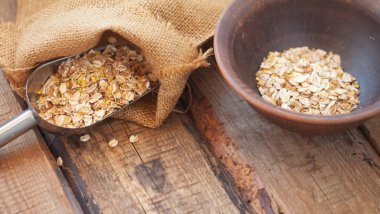 Tahta masadaki yulaf ezmesi ya da yulaf ezmesi.