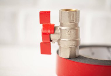 Tahta arka planda kırmızı saplı su topu vanalarının yakın görüntüsü.