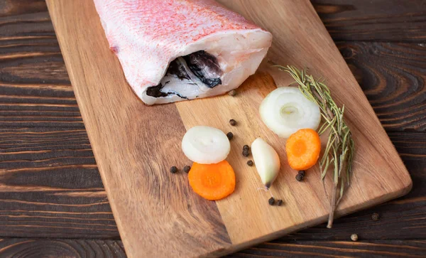 ボード上のスパイスや調味料と新鮮な魚のクローズアップビュー — ストック写真
