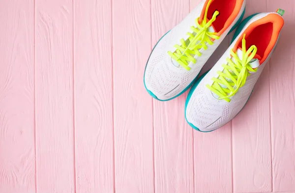 Top View Pair White Sneakers Pink Wooden Background — Stock Photo, Image