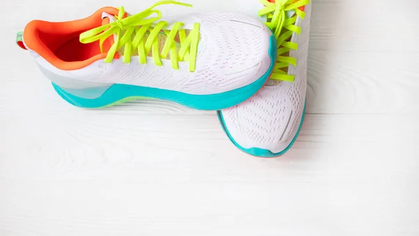 Beyaz Ahşap Arka Planda Şık Spor Ayakkabıların Yakın Plan Görüntüsü — Stok fotoğraf