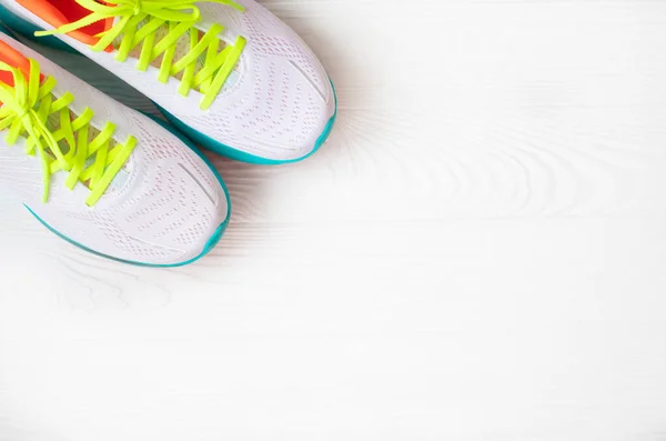 Bovenaanzicht Van Paar Stijlvolle Sneakers Witte Houten Achtergrond — Stockfoto