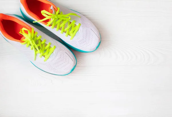 Bovenaanzicht Van Paar Stijlvolle Sneakers Witte Houten Achtergrond — Stockfoto