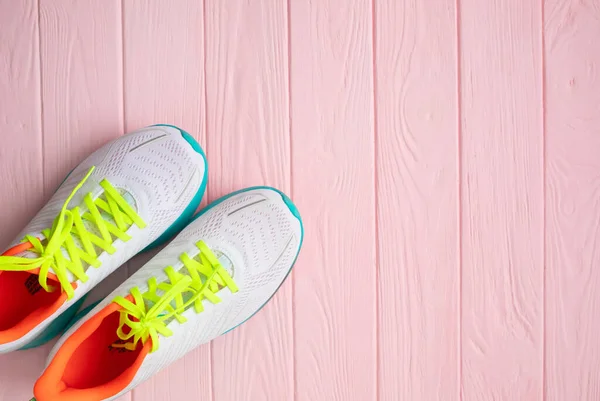 Bovenaanzicht Van Paar Witte Sneakers Roze Houten Achtergrond — Stockfoto