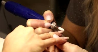 Çivilerden jel kaplamanın çıkarılması, manikür donanımı. Güzellik salonu, manikür hocası, manikür eğitimi kursu..