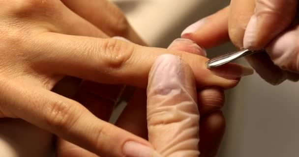 美容师用专业的工具做美容美发 指甲修护服务 — 图库视频影像