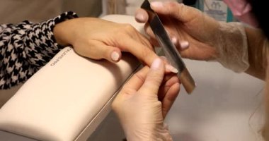 Manikürcü, manikür için profesyonel aletlerle manikür yapıyor. Manikür Tırnak Servisi.