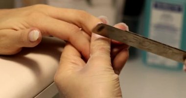 Manikürcü, manikür için profesyonel aletlerle manikür yapıyor. Manikür Tırnak Servisi.