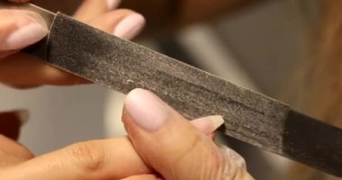 Manikürcü, manikür için profesyonel aletlerle manikür yapıyor. Manikür Tırnak Servisi.