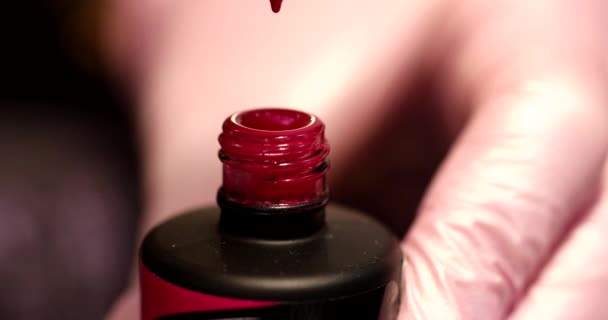 Des Gouttes Vernis Ongles Coulent Dans Une Bouteille Ouverte Gel — Video