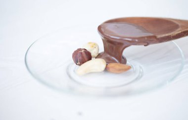 Fındıklara dökülen erimiş çikolatanın yakın plan görüntüsü.