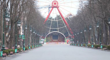 Lunaparkta dönme dolap ve ara sokak