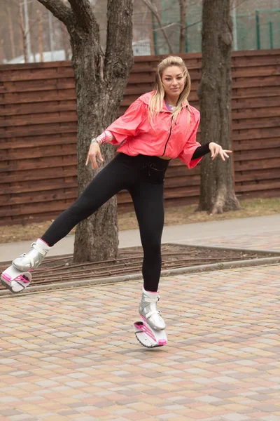 Vrouw Kangoo Springlaarzen Sporttrainingsconcept Fitness Instructeur — Stockfoto