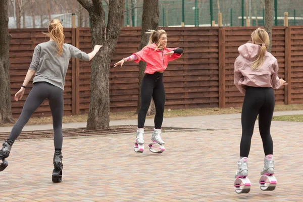 Charków Ukraina Kwietnia 2021 Grupa Dziewcząt Robi Ćwiczenia Butach Skakania — Zdjęcie stockowe