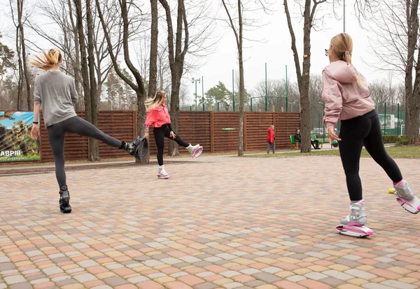 Kharkov Ucrânia Abril 2021 Grupo Meninas Fazendo Exercícios Botas Salto — Fotografia de Stock