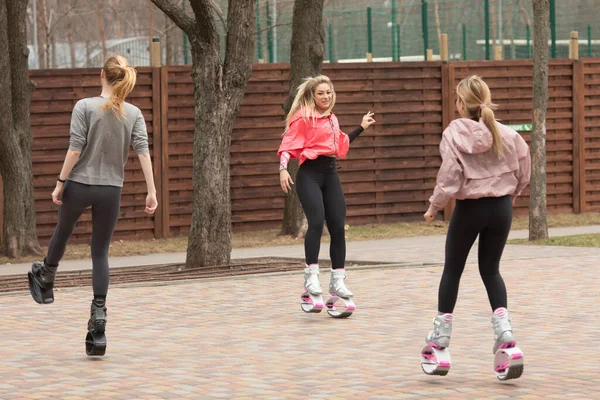 우크라이나 하리코프 2021 무리의 소녀들 부츠를 운동을 합니다 실외에서의 — 스톡 사진