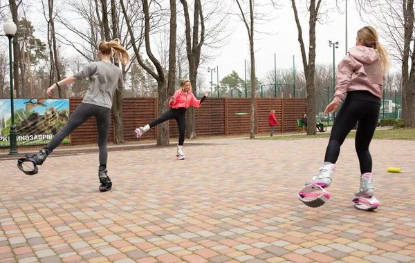 Kharkov Ucrânia Abril 2021 Grupo Meninas Fazendo Exercícios Botas Salto — Fotografia de Stock