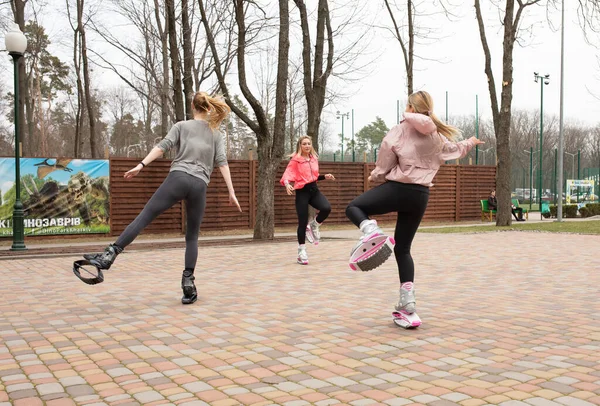 Kharkov Ucrânia Abril 2021 Grupo Meninas Fazendo Exercícios Botas Salto — Fotografia de Stock