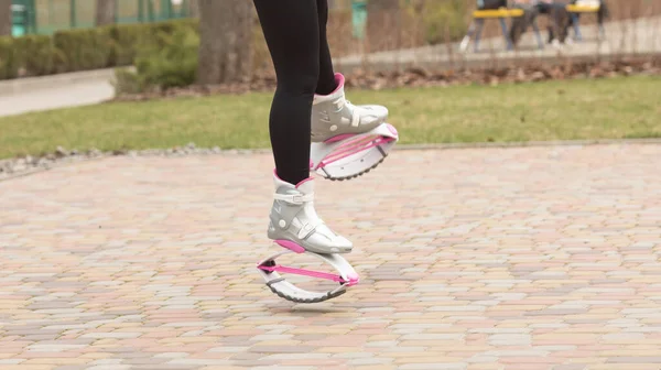 Gehakt Schot Van Een Vrouw Kangoo Springlaarzen Sporttrainingsconcept Fitness Instructeur — Stockfoto