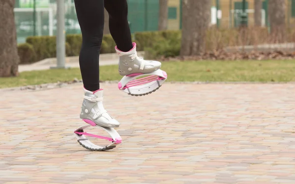 Gehakt Schot Van Een Vrouw Kangoo Springlaarzen Sporttrainingsconcept Fitness Instructeur — Stockfoto